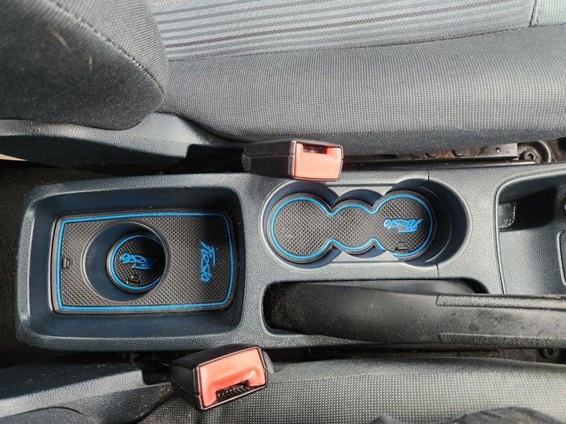 Central cup holders and handbrake in a Ford Fiesta