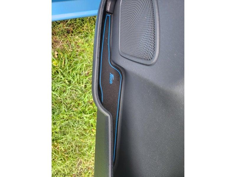 Right door storage space and speaker cover