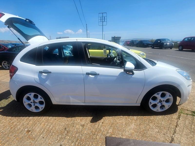 The right side of a white Citroen C3