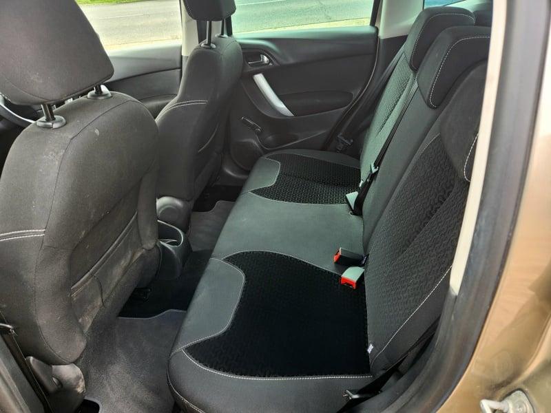 The rear seats of a Citroen C3 VTR+ from outside on the left