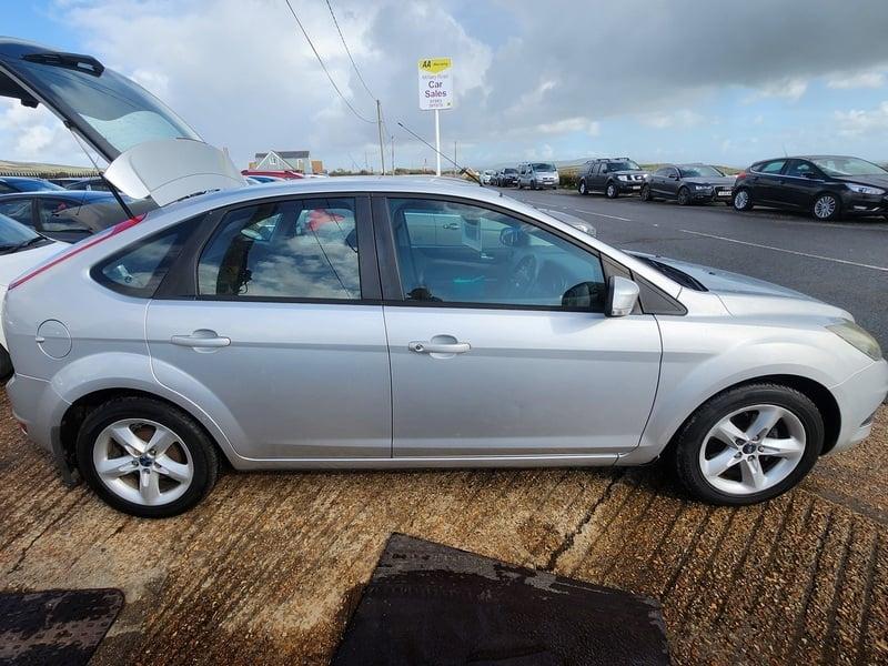 A silver Ford Focus Zetec 125 viewed from the right side