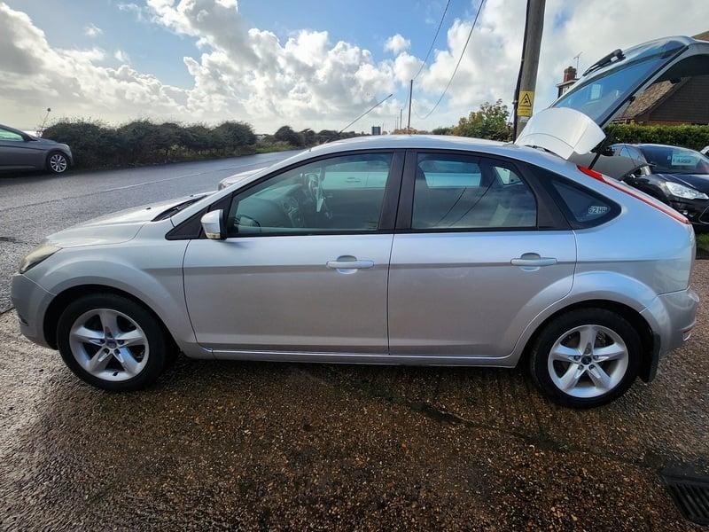 A silver Ford Focus Zetec 125 viewed from the passenger side