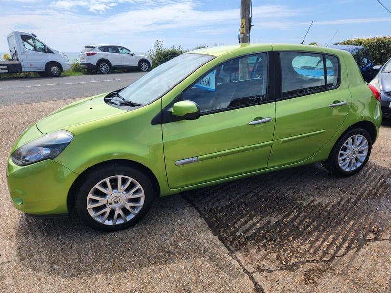 A green Renault Clio Dynamique viewed from the left side front corner