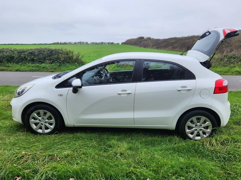 A white KIA Rio ECODynamics viewed from the outside left