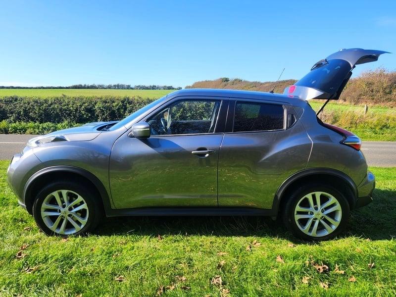 A grey Nissan Juke 1.5 dCi N-Connecta viewed from the outside left