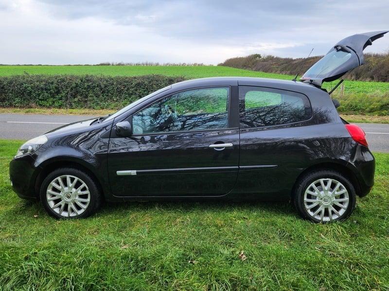 A black Renault Clio Dynamique viewed from the outside left
