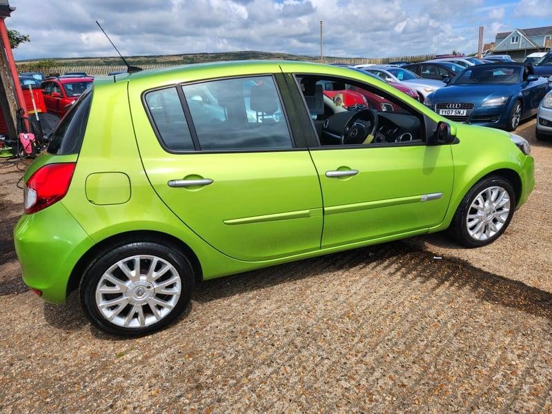 A green Renault Clio Dynamique viewed from the right side rear corner
