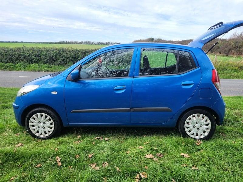 A blue Hyundai i-10 ES viewed from the outside left