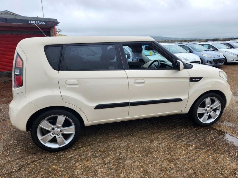 A cream KIA Soul'Shaker CDRi' viewed from the outside right