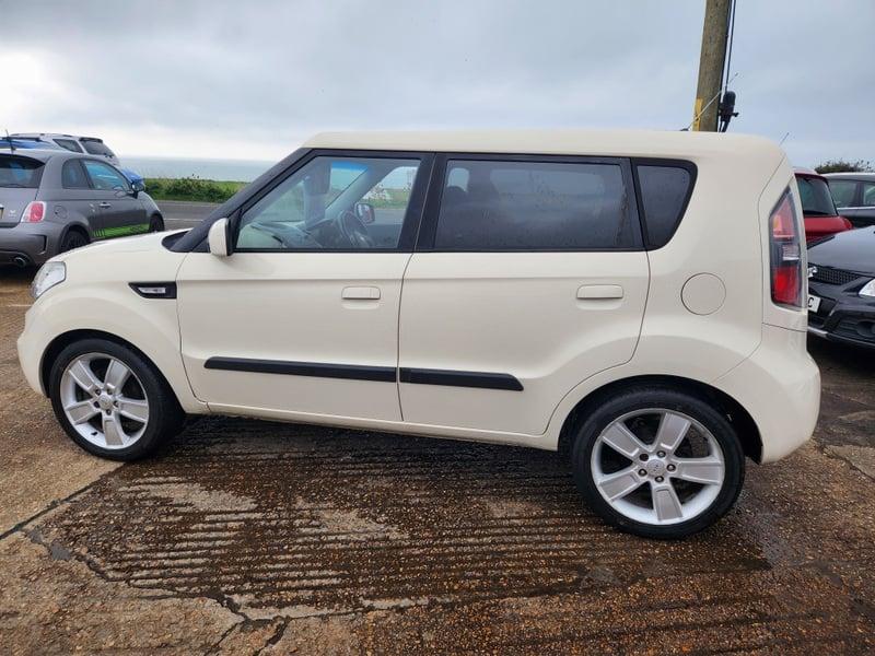 A cream KIA Soul 'Shaker CDRi' viewed from the outside left