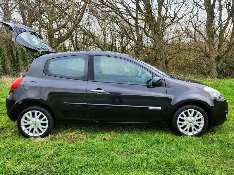 A black Renault Clio Dynamique viewed from the outside right