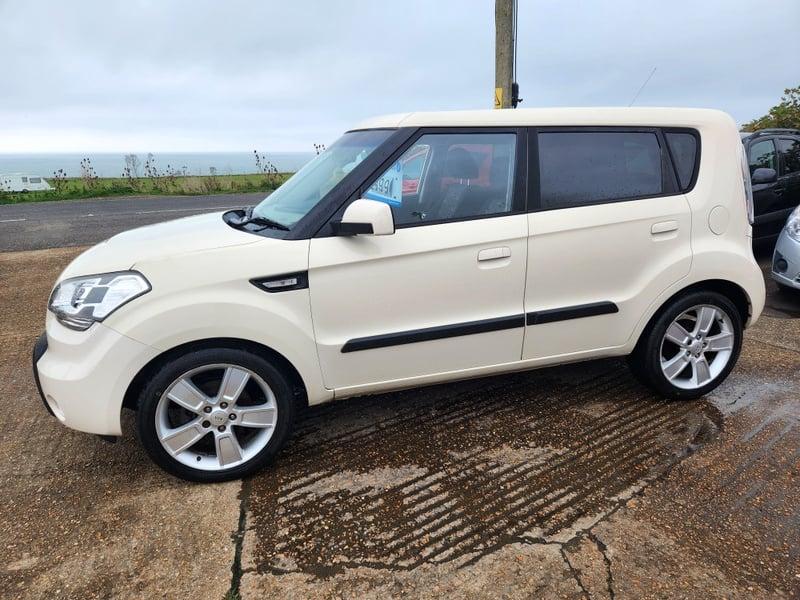 A cream KIA Soul 'Shaker CDRi' viewed from the outside left