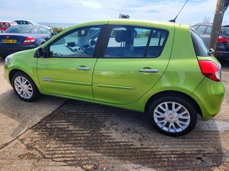A green Renault Clio Dynamique viewed from the left side rear corner