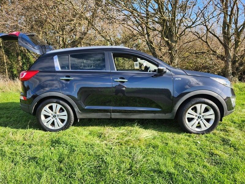 A black KIA Sportage viewed from the outside right