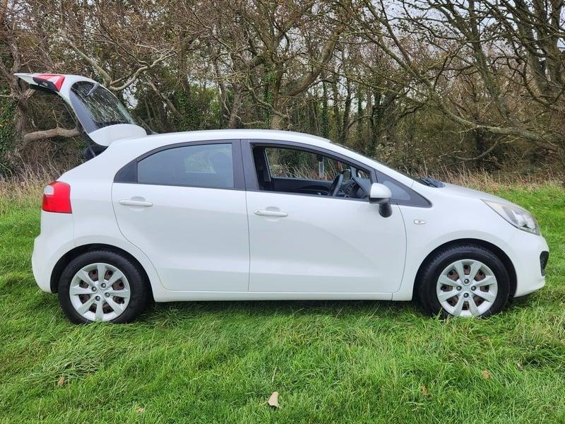 A white KIA Rio ECODynamics viewed from the outside right