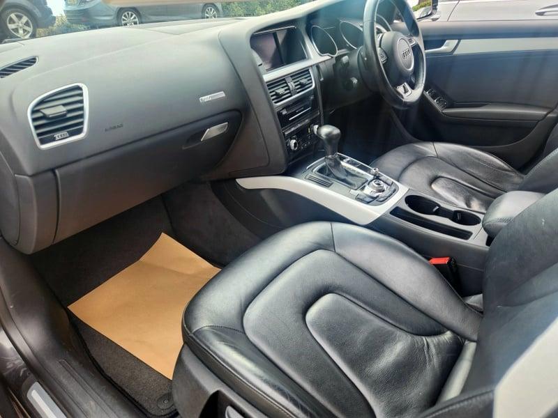 The gear lever, steering wheel, and controls of an Audio A5 Sportback