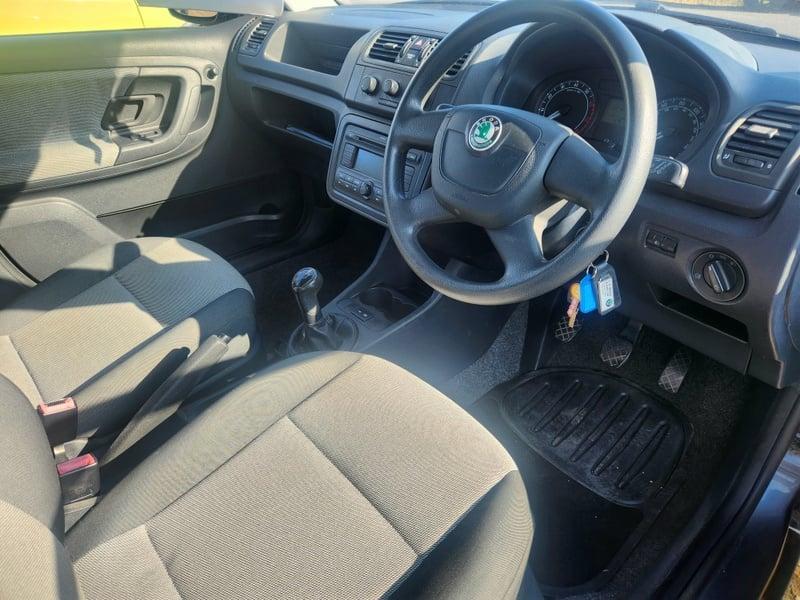 The front seats, steering wheel, and controls of a Chevrolet Lacetti 1.8 SX