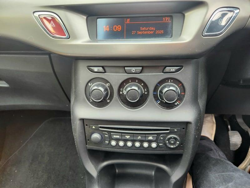 The center console and display of a Citroen C3 1.0 VTi VTR+