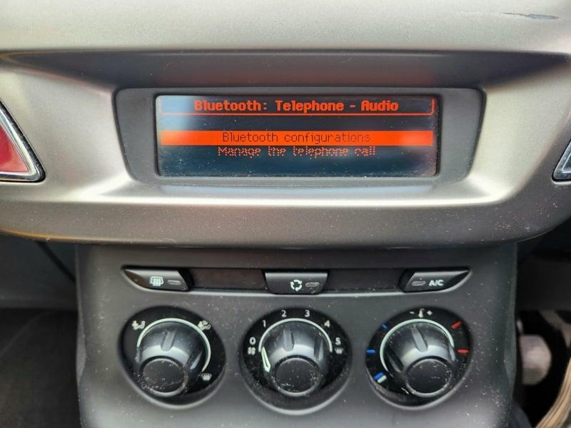 Display and ventilation controls on a Citroen C3 1.0 VTi VTR+