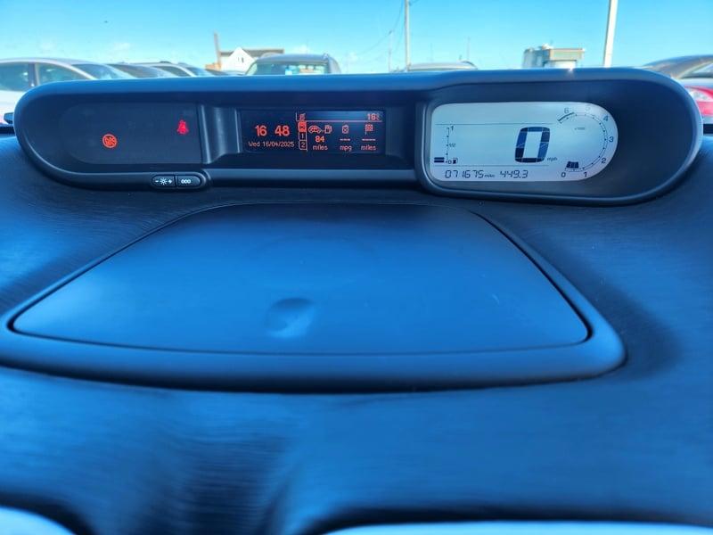 The center console display of a Citroen C3 Picasso 1.4