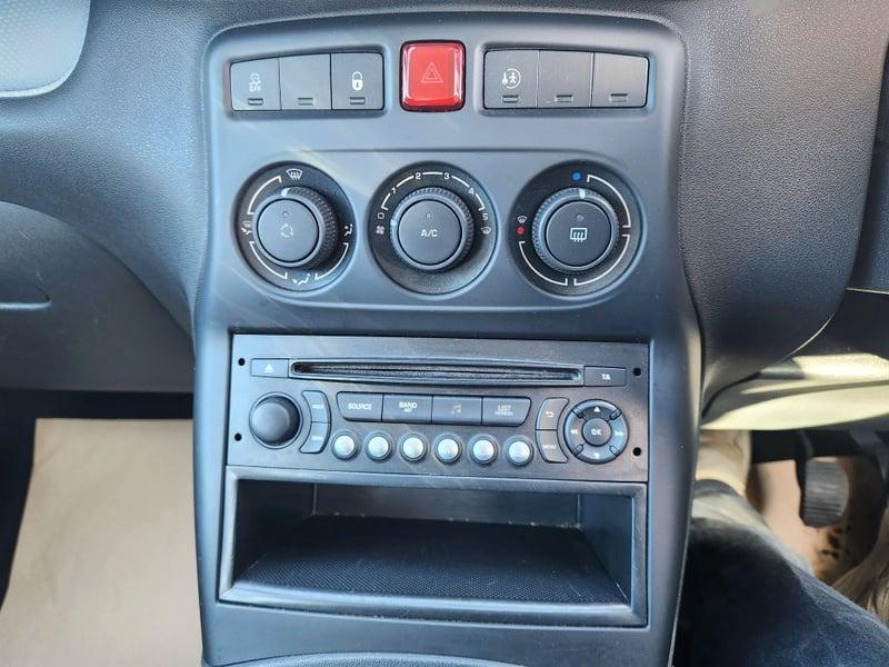 The center console of a Citroen C3 Picasso 1.4
