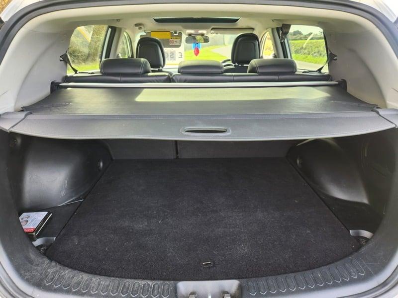 The boot of a white Kia Rio Sportage 1.6 GDi 2, viewed from behind.
