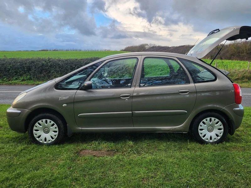 A Bronze Persan Metallic Citroen Picasso viewed from the passenger side