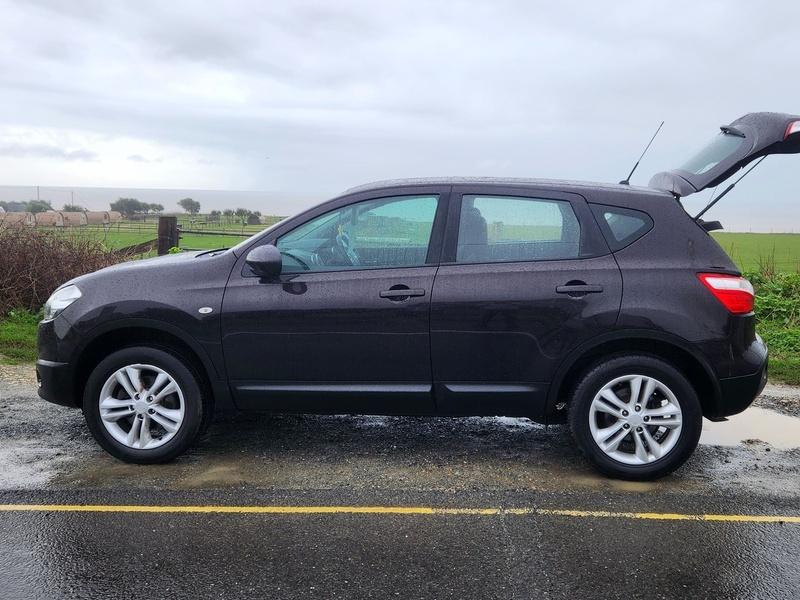 A black Nissan Qashqai Acenta viewed from the passenger side