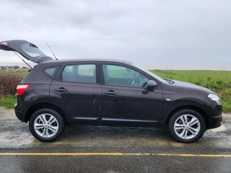 A black Nissan Qashqai Acenta viewed from the driver side
