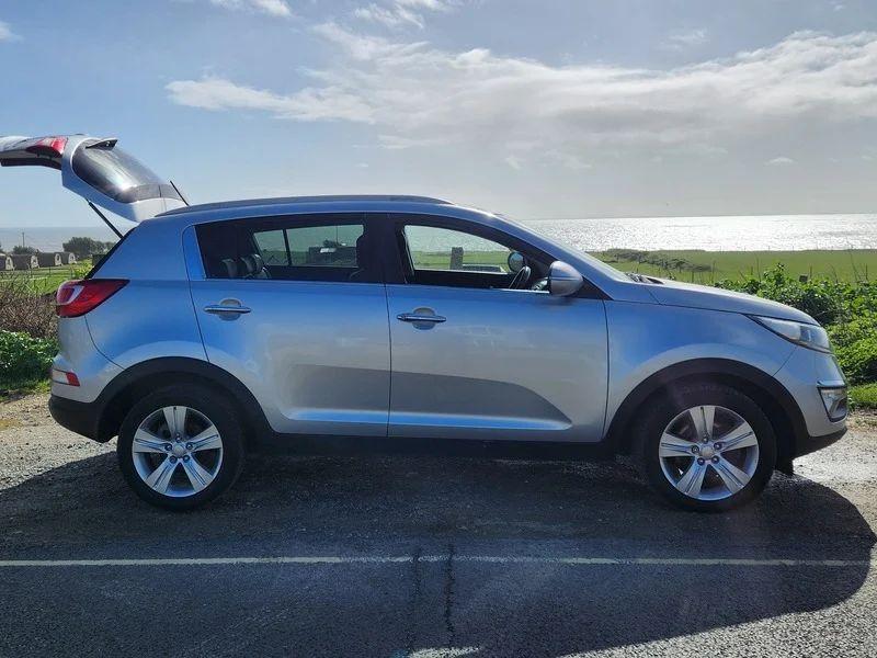 A silver Kia Sportage 2 viewed from the driver side