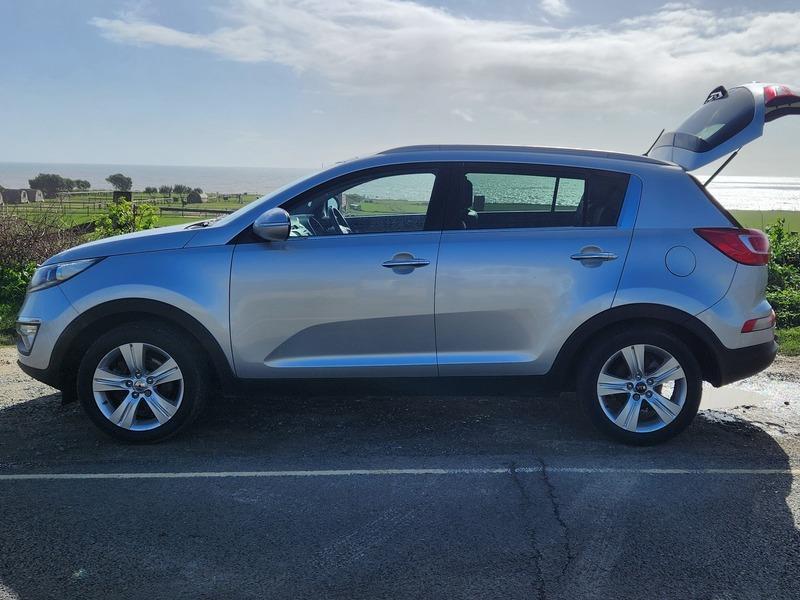 A silver Kia Sportage 2 viewed from the passenger side