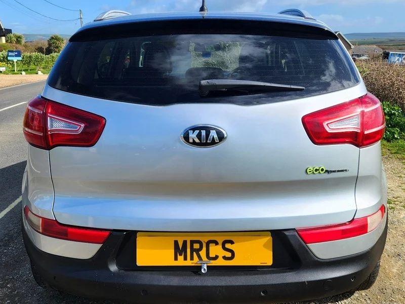 A silver Kia Sportage 2 viewed from the back