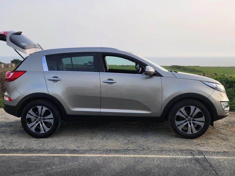 A bronze Kia Sportage 3 viewed from the driver side