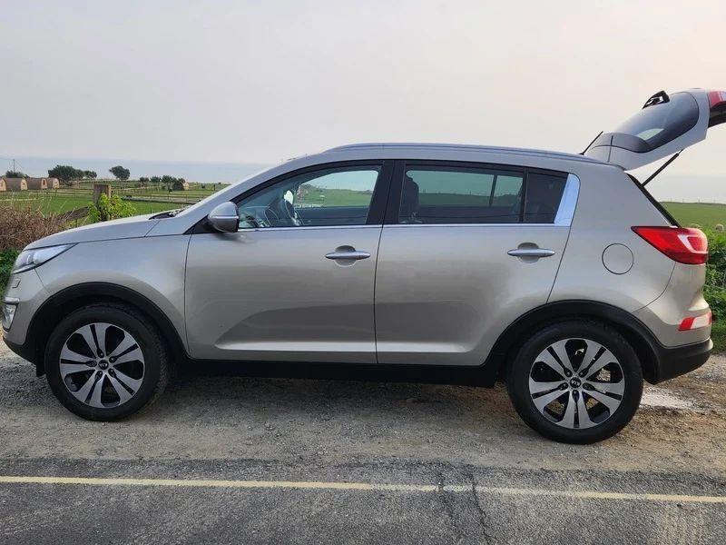 A bronze Kia Sportage 3 viewed from the passenger side