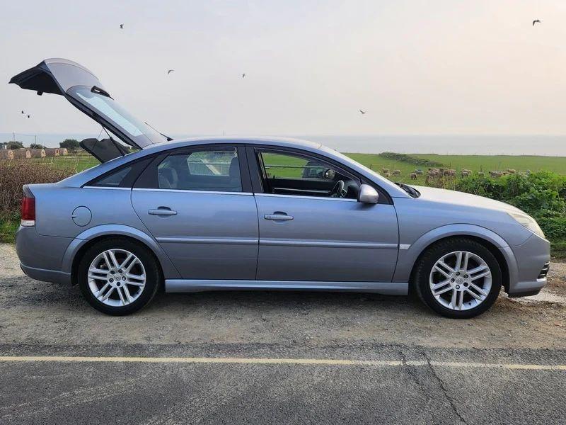A Vauxhall Vectra in Ultra Blue Metallic, viewed from the driver side.