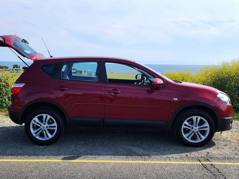 A red Qashqai Acenta viewed from the driver side