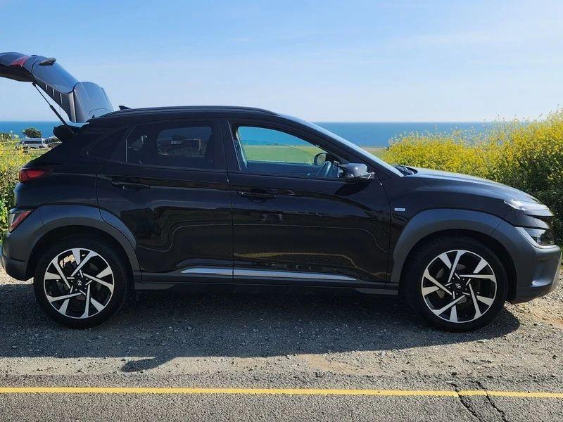 A black Hyundai Kona viewed from the driver side