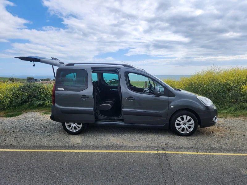 A black Citroen Berlingo viewed from the driver side