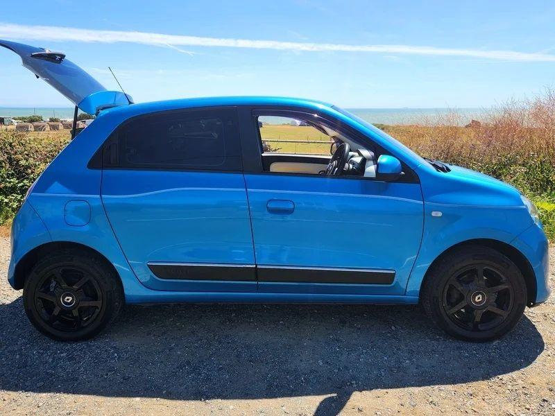 A blue Renault Twingo viewed from the driver side